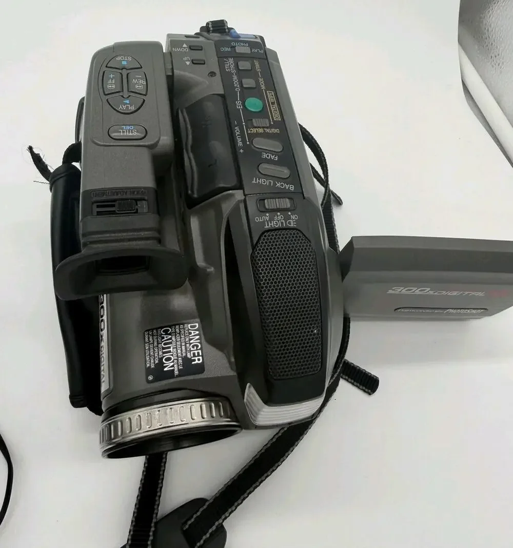 Panasonic PV-L780D VHS-C Camcorder 26x Optical 300x Digital Zoom *NO BATTERIE
